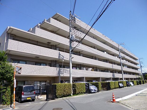 西武池袋線「武蔵藤沢」駅徒歩6分の通勤通学に便利な立地・総戸数61戸のマンションです。