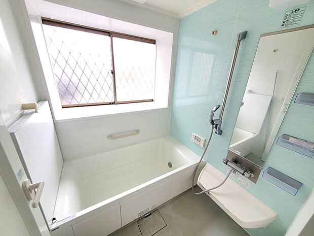 浴室に窓があるので、水周りの嫌な湿気、カビの発生もおさえられます