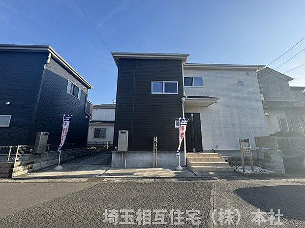 敷地約45坪　全居室6帖以上　全居室に収納がある4LDK　全居室南東向き！　1階に水回りの集中した間取りです！駐車スペース2台可（車種による)　松伏小学校まで徒歩約2分(120ｍ)！