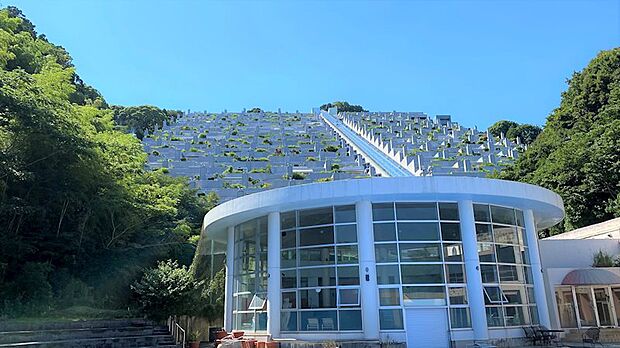 傾斜地にひな壇上の建物が並ぶ「熱海パサニアクラブ」は国内最大の建造物。