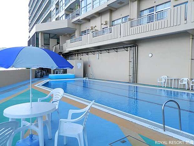 夏期営業の屋外プールです。マンションから1.1kmの場所に「長浜海水浴場」がございます。