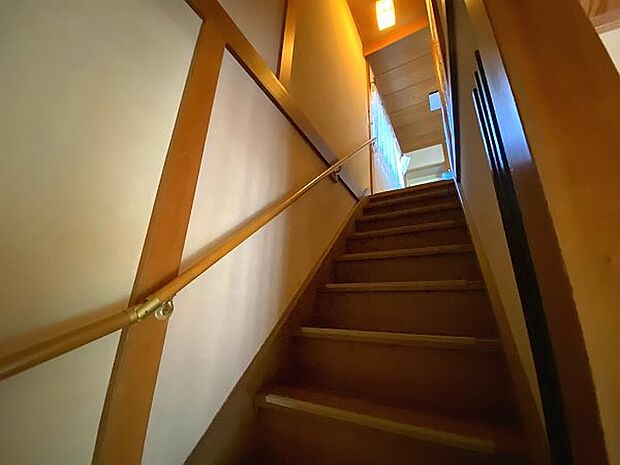 【1階階段】玄関から正面の廊下を進み2階へ上がります。
