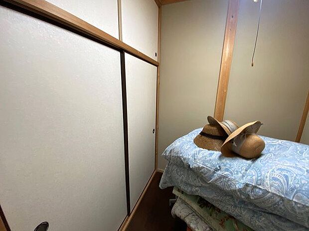 【1階和室】8畳の和室にも隣接して収納があります。