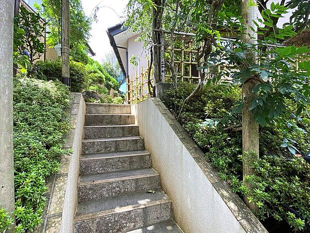 【外観】階段を上がり玄関へ。ジャパニーズモダンな竹塀が重厚感を演出しております。