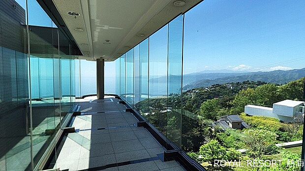 ガラス張りの回廊から見る海山の景色も圧巻です。