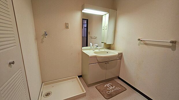 【洗面室】洗面化粧台と洗濯機置き場がありますがそれでもゆとりがあります。