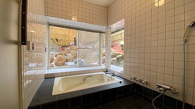 母屋浴室：温泉権利付きの浴室。マイナスイオンと温泉で疲れを癒してくれます。