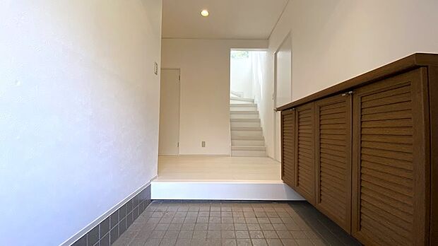 玄関：床、壁紙は白を基調としたデザインにリフォームしています。