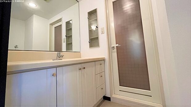 洗面室：大きな鏡付き洗面台。後ろには洗濯機置き場がございます。