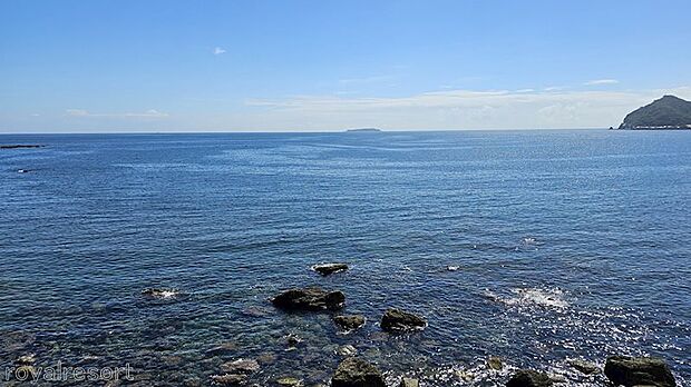 バルコニーから正面を見ると、雄大な相模湾と初島、更に朝の日の出をご覧いただけます。