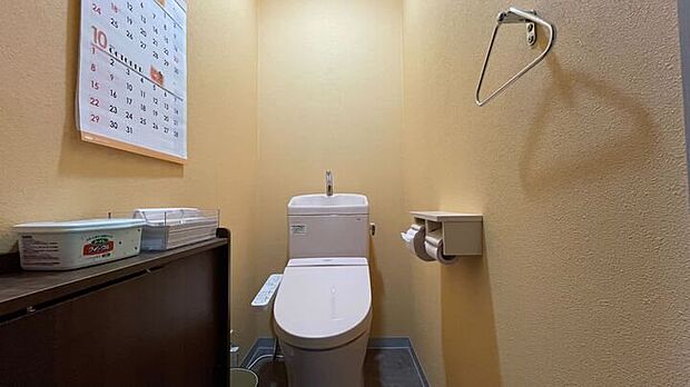 シンプルで使いやすく清潔感のあるトイレ。現オーナー様が壁紙を張り替えています。