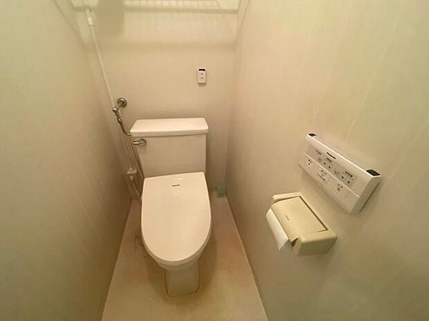 【トイレ】ウォシュレット機能付きのトイレ。