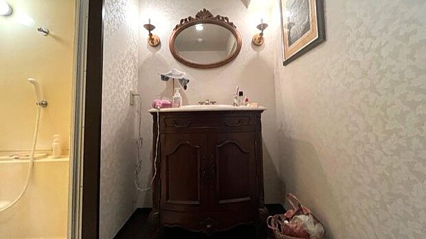 洗面室：お洒落な鏡付き、洗面台も交換済み