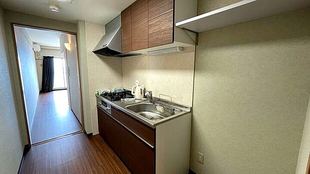 キッチンです。冷蔵庫を置くスペースや収納も十分にあります。