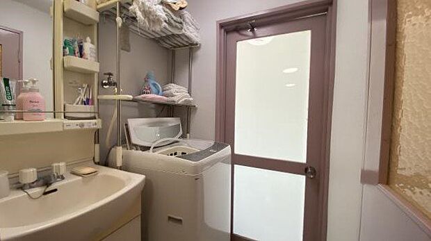 洗面室：平成21年5月に洗面化粧台を交換しております。扉の先はビューバス仕様の戸別温泉付浴室です。