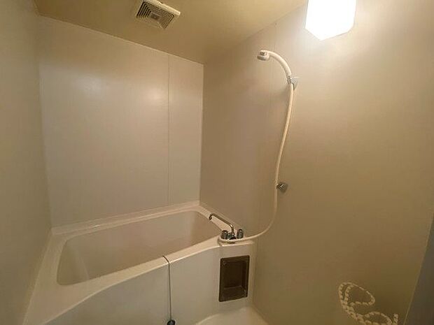 【浴室】ゆったりとした浴槽のバスルーム。