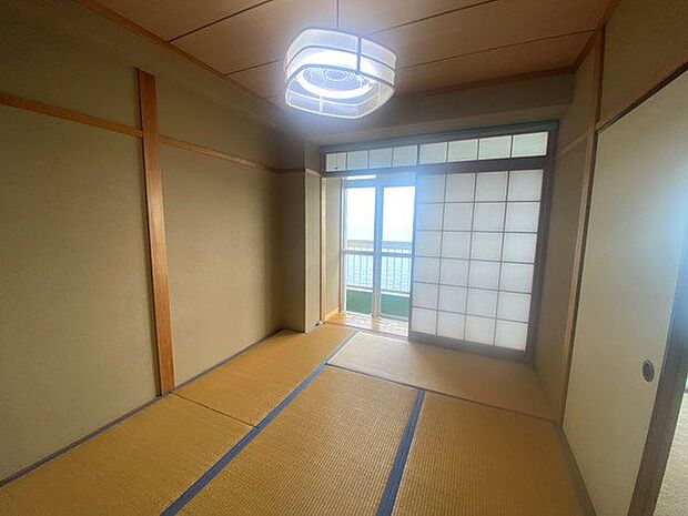 【和室】障子を開けると板の間があり日本情緒を感じる設えです。