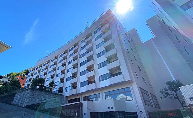 熱海市街地を見下ろす高台のリゾートマンション。