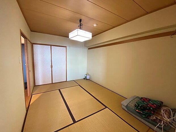 【和室】日本情緒漂う寛ぎの和室6畳。多彩なライフスタイルに順応可能です。