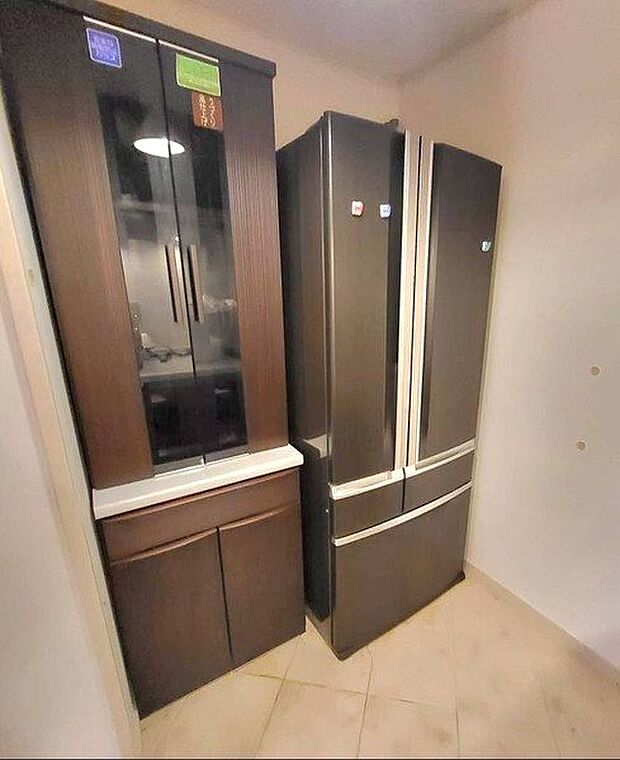 【キッチン】奥に冷蔵庫を置くスペースがございます。（売主様撮影）