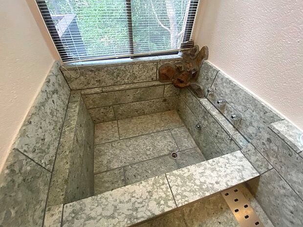 【浴室】浴槽は伊豆石を採用しております。