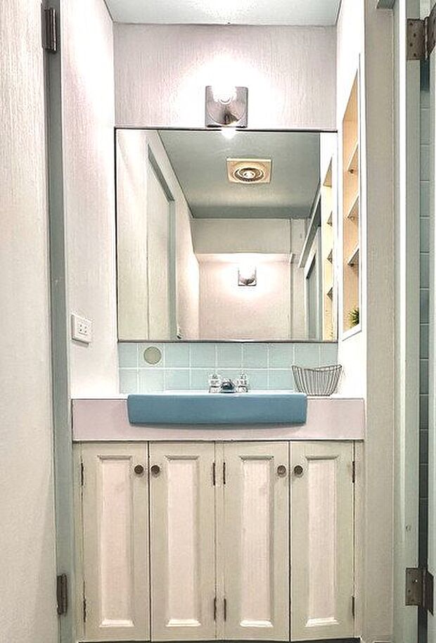 【洗面室】大鏡を設えた化粧台。スッキリとした水回りは印象を良くします。