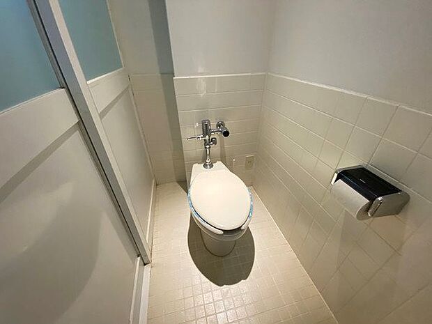 【トイレ】ゆったりとしたスペースのトイレ。