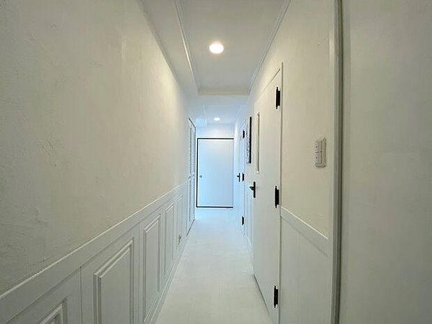 廊下：玄関からの廊下です。ホワイトに塗装を施しております。