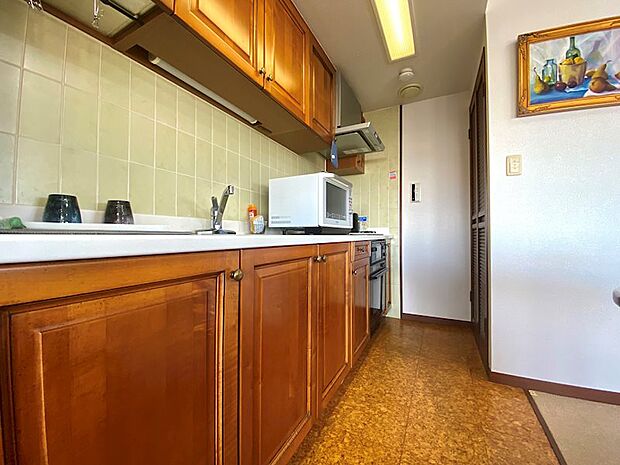 【キッチン】定住使いでも問題のない幅広いキッチンです。キッチン裏の物置は洗濯機置場になります。