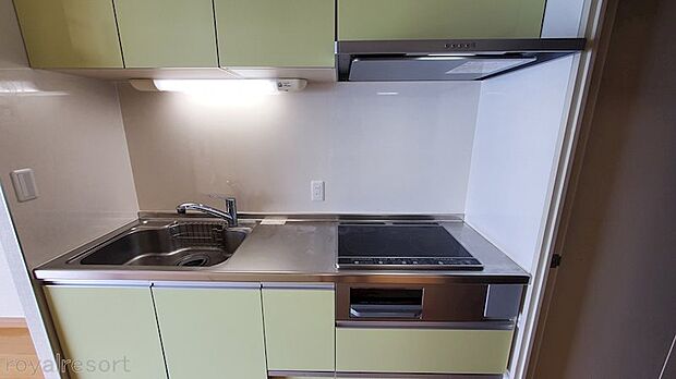 【キッチン】キッチンは交換してあります。専用の電気温水器をキッチンの収納下に設置。