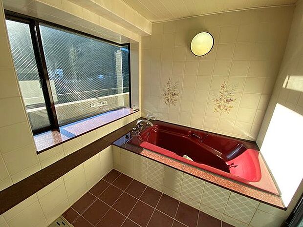 【浴室】個別温泉の浴室。徳川家康も愛した熱海温泉をお部屋で堪能可能です。