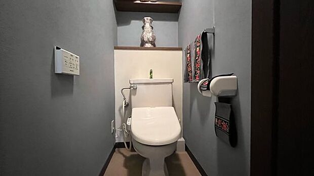 【トイレ】落ち着いた色のクロスで仕上がっているトイレ。