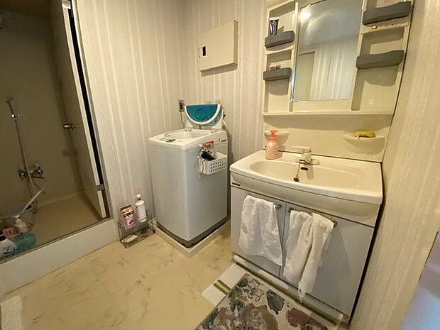 【洗面室】洗濯用防水パンが設えております。