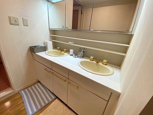 【洗面室】ゆったりとした空間の洗面室です。