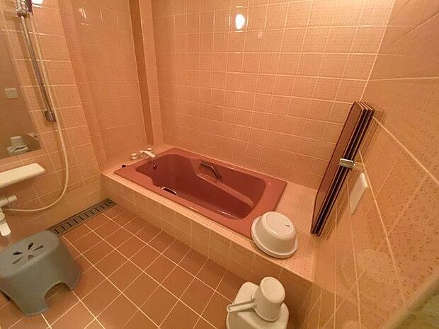 【浴室】広い浴槽です。使用感が無く大変綺麗になっております。　