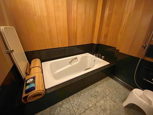 【浴室】またぎ高さを抑えた低床設計の浴室を採用しております。