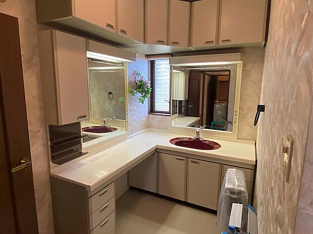 L字型の広い洗面台には大きな鏡があります。