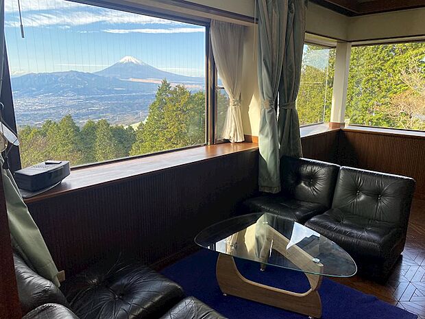 リビングの窓からは、富士山を望みます。