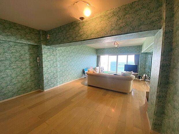 【LDK】床材と壁クロスを全室交換しておりますので良い状態です。