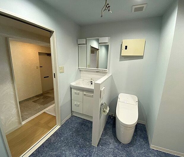 【トイレ】トイレはタンクレスタイプを採用しております。（売主様撮影）