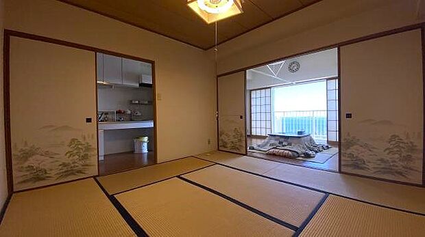 和室：8畳の広さです。リビングとキッチンに併設しており、押入れも備わっております。