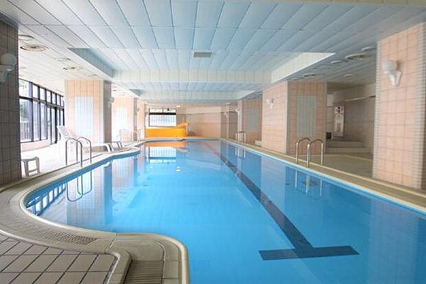 館内には温水プールがあります。しっかり泳げるサイズ感です。