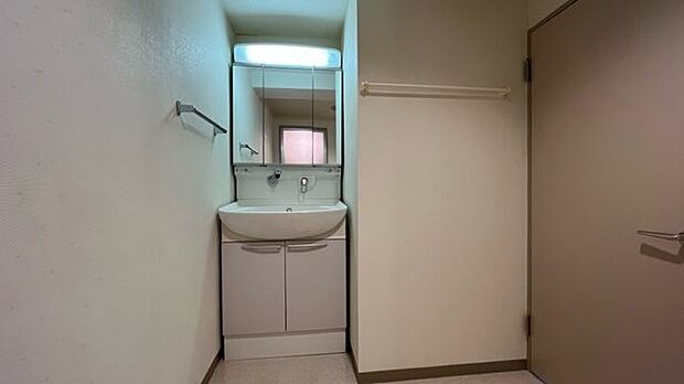 【洗面室】使い勝手の良い三面鏡の独立洗面台