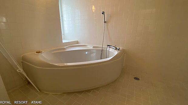 アメリカンテイストを採用した浴室。大きな浴槽が印象的。