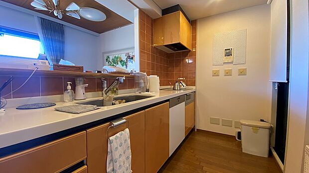 キッチンのご紹介。2wayキッチンです。動線が配慮された設計。