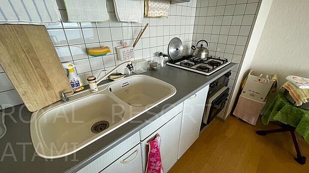 広々としたキッチン台。清潔に保たれております。