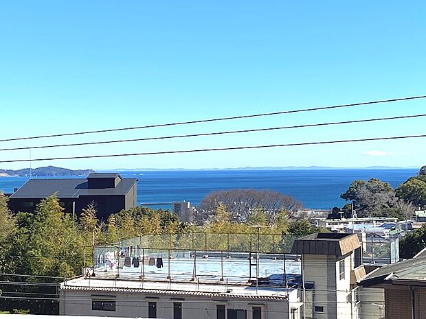バルコニーからの眺望です。天気の良い日は海が綺麗なコバルトブルーになります。