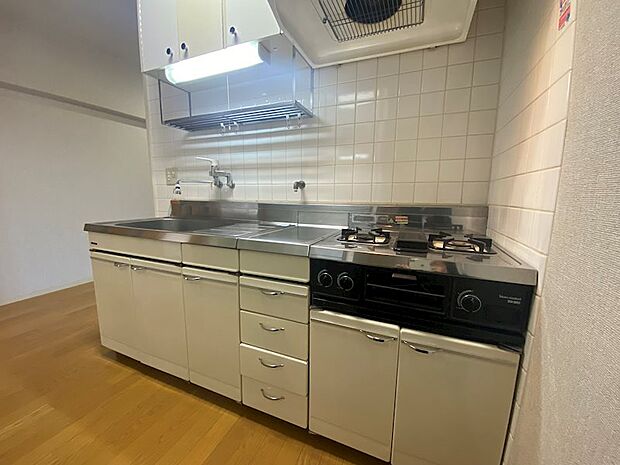 【キッチン】ガスコンロのタイプで調理スペースも充分確保されています。