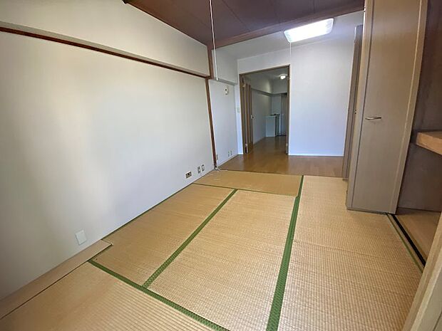 【和室】6畳の和室は清潔感があり、押入れもついています。