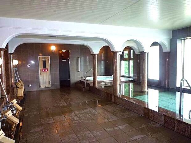 【温泉大浴場】9階にある温泉大浴場。ローマ風呂の様な雰囲気で温泉をお楽しみ頂けます。